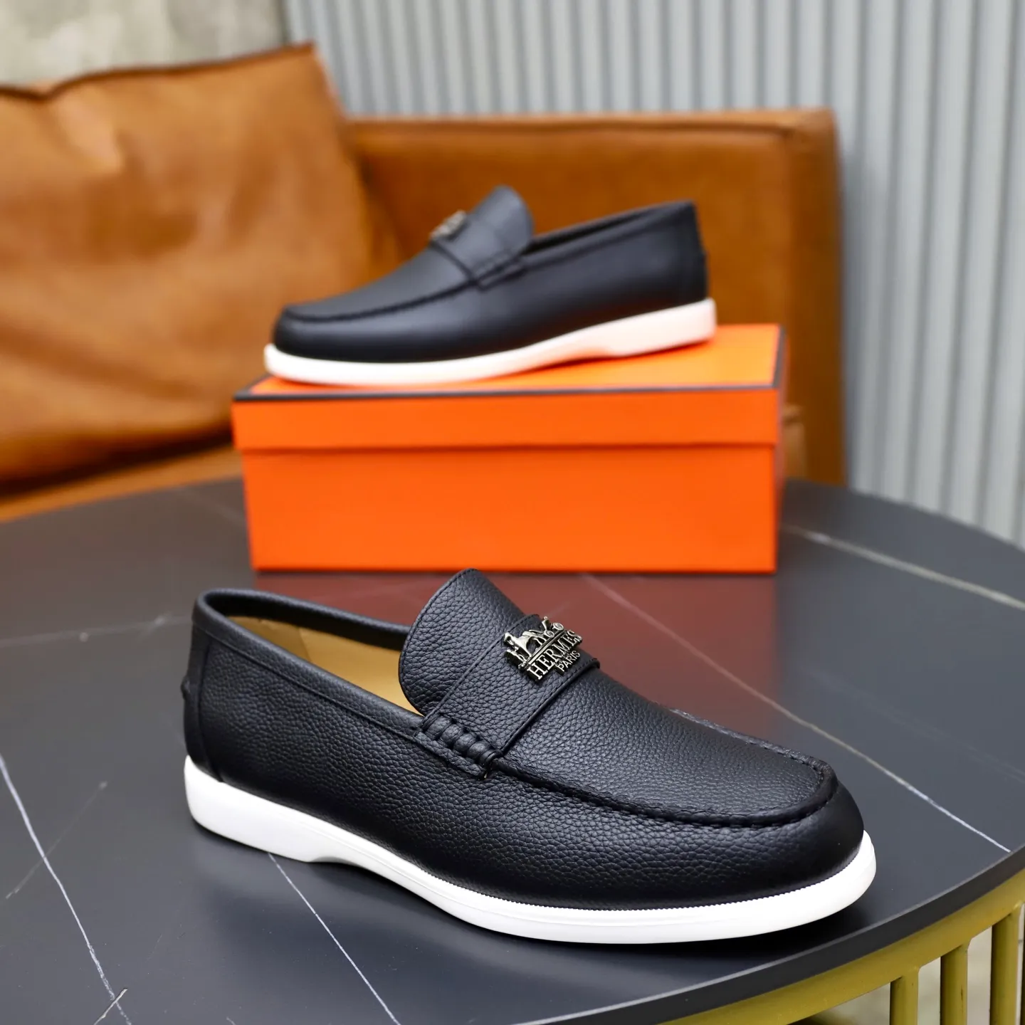 Ex-factory price: 560💰Hermès/Hermès slip-on men's shoes. This shoe is made of imported pebbled cowhide. It has simple and smooth lines and is combined with aerodynamically designed 3CM rubber foam ultra-light soles! Youthful and fashionable, classic H-shaped hardware buckle decoration, calf lining gently wraps the feet, with logo cowhide feet, casual and urban style, highlighting youthful vitality, sports and leisure version, super versatile, code number: 38-39-40-41-42-43-44 standard leather shoe size (45 can be customized but does not support returns)